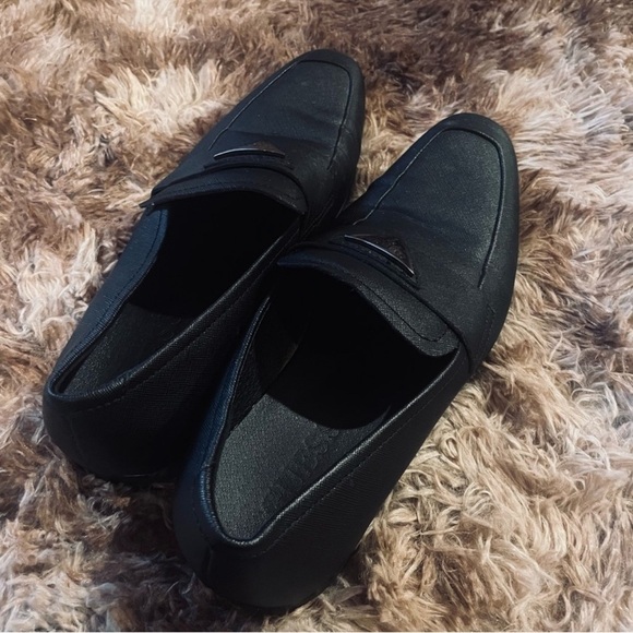 GUESS Men’s Minimalist Black Slip-On Loafers | Size 8 - Picture 4 of 5